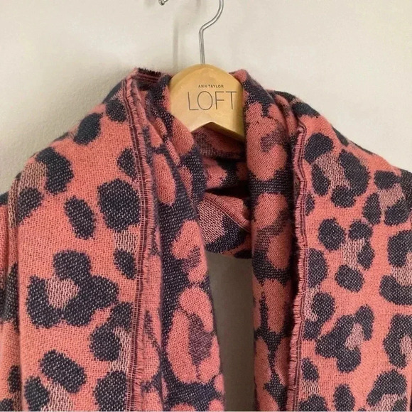 Old Navy Leopard Print Blanket Scarf Navy and Rose - Picture 5 of 6